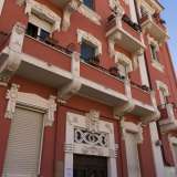 Torniamo su via Mola per dirigerci sulla sinistra, dove si trova il secondo tronco di via Tunisi: un'altra strada chiusa che presenta al civico n.7 un palazzo rosso di quattro piani progettato nel 1915-1916 dall�ingegnere Pasquale Lo Foco e recentemente restaurato